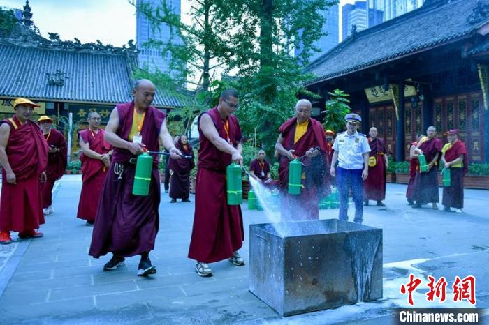 四川：60名藏传佛教寺庙僧尼在蓉学消防安全知识