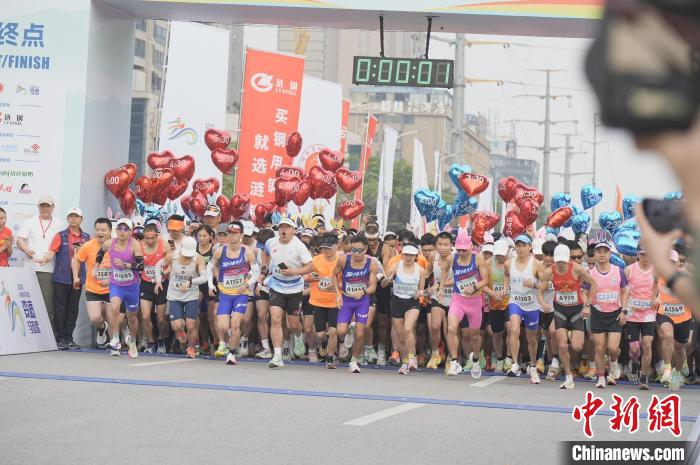 万余名中外跑友同场竞技 湖南娄底马拉松跑进绿色工厂