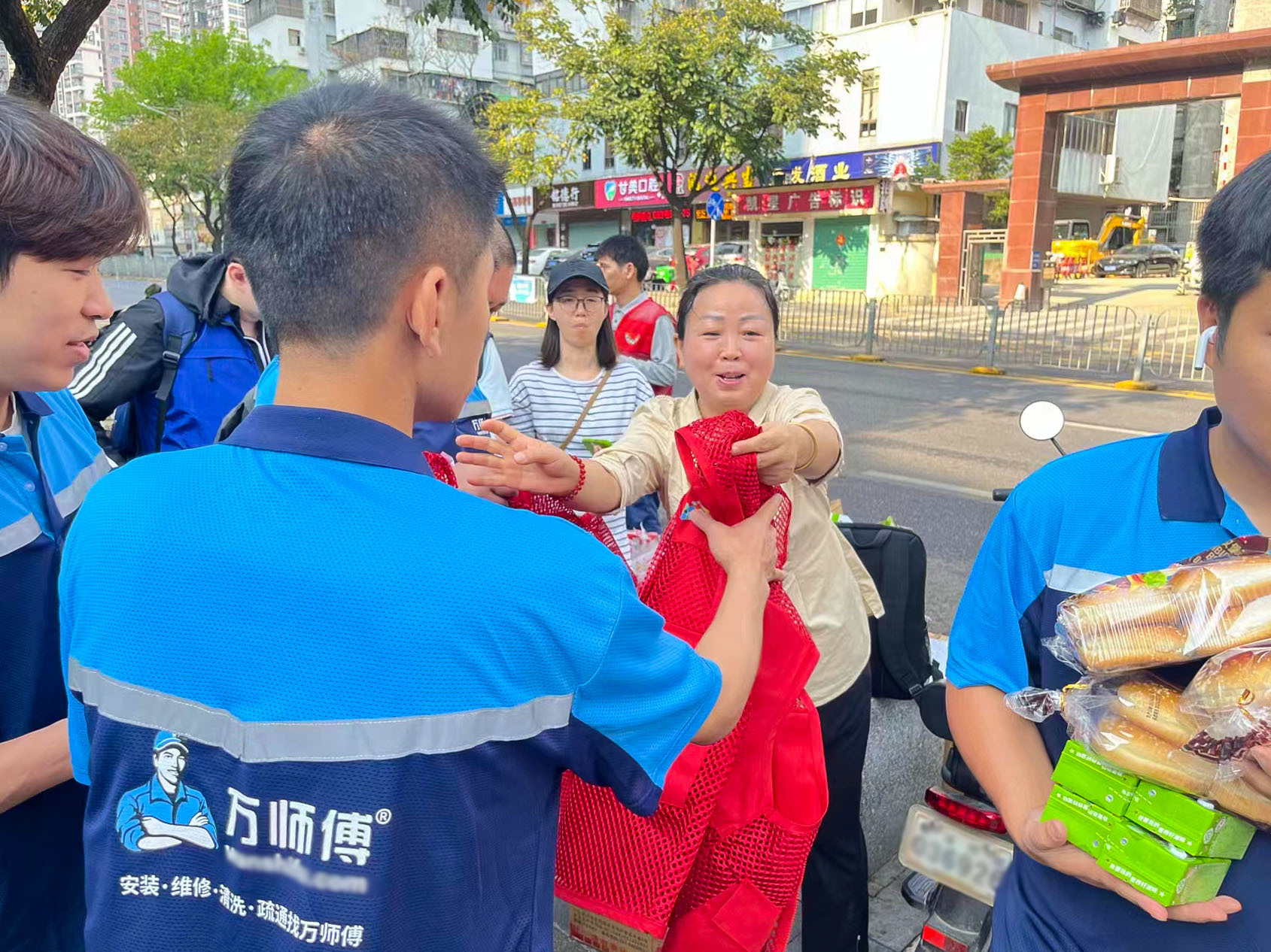 走进残友之家，万师傅积极参与深圳市“学雷锋月”爱心公益活动