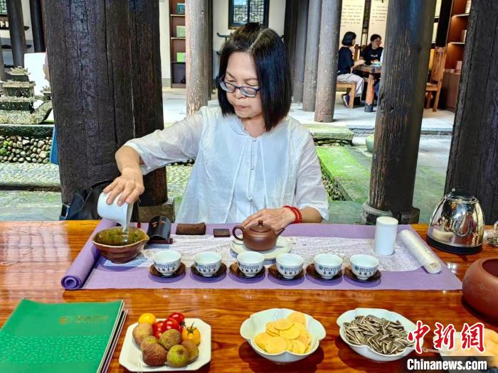 台湾茶艺师与浙江金华茶艺师切磋手上功夫